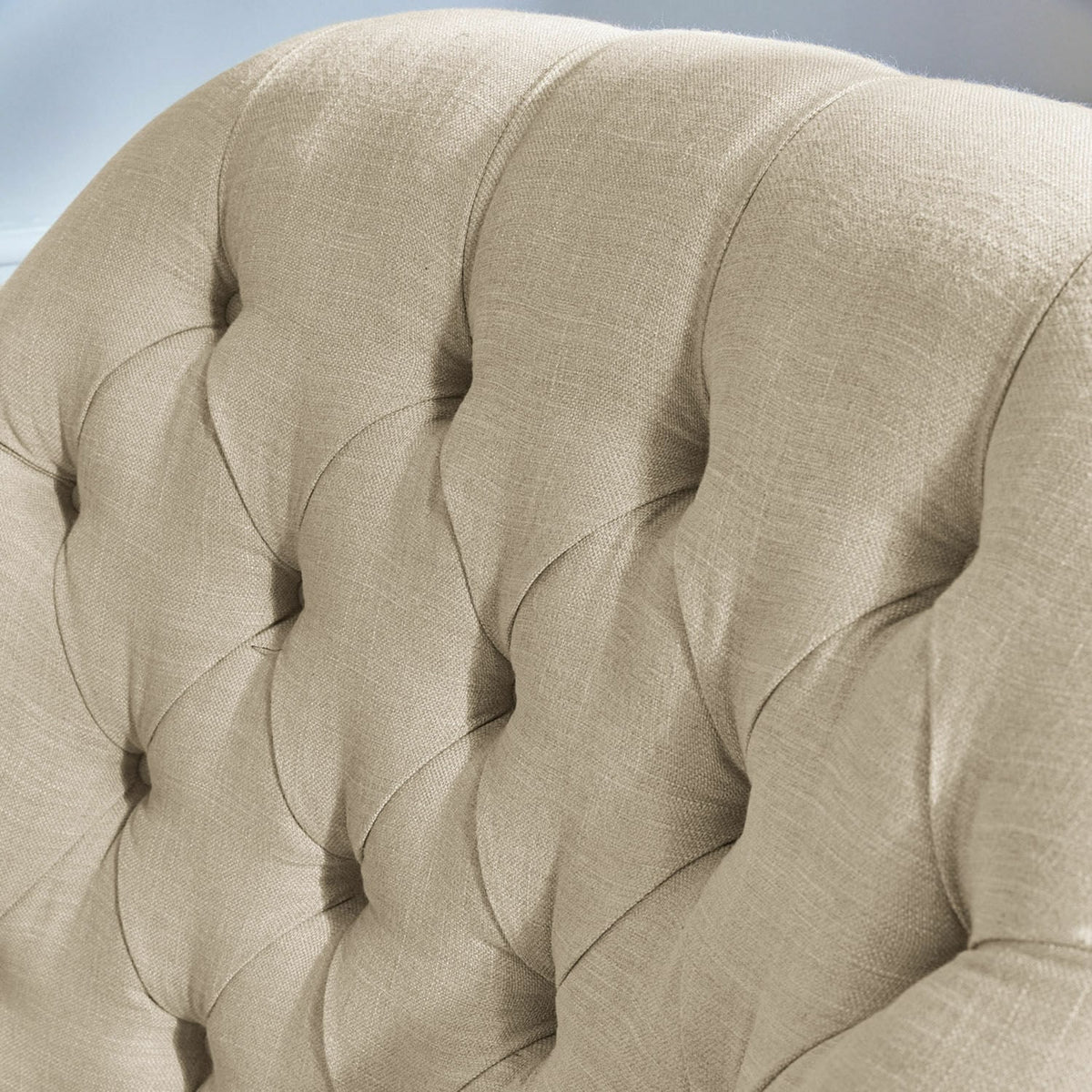 Fauteuil LOBERON Shambrook Chesterfield en tissu beige lin — photo produit