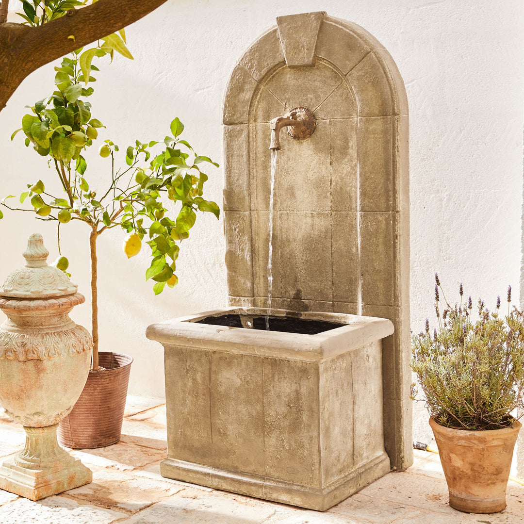 Fontaine murale de jardin LOBERON Ginette effet pierre vieillie — photo produit