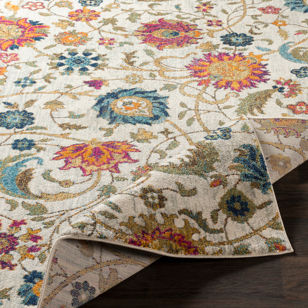 Tapis Surya Hanshu floral bohème, grandes fleurs orange, fuchsia et bleu sur fond écru, vue 4