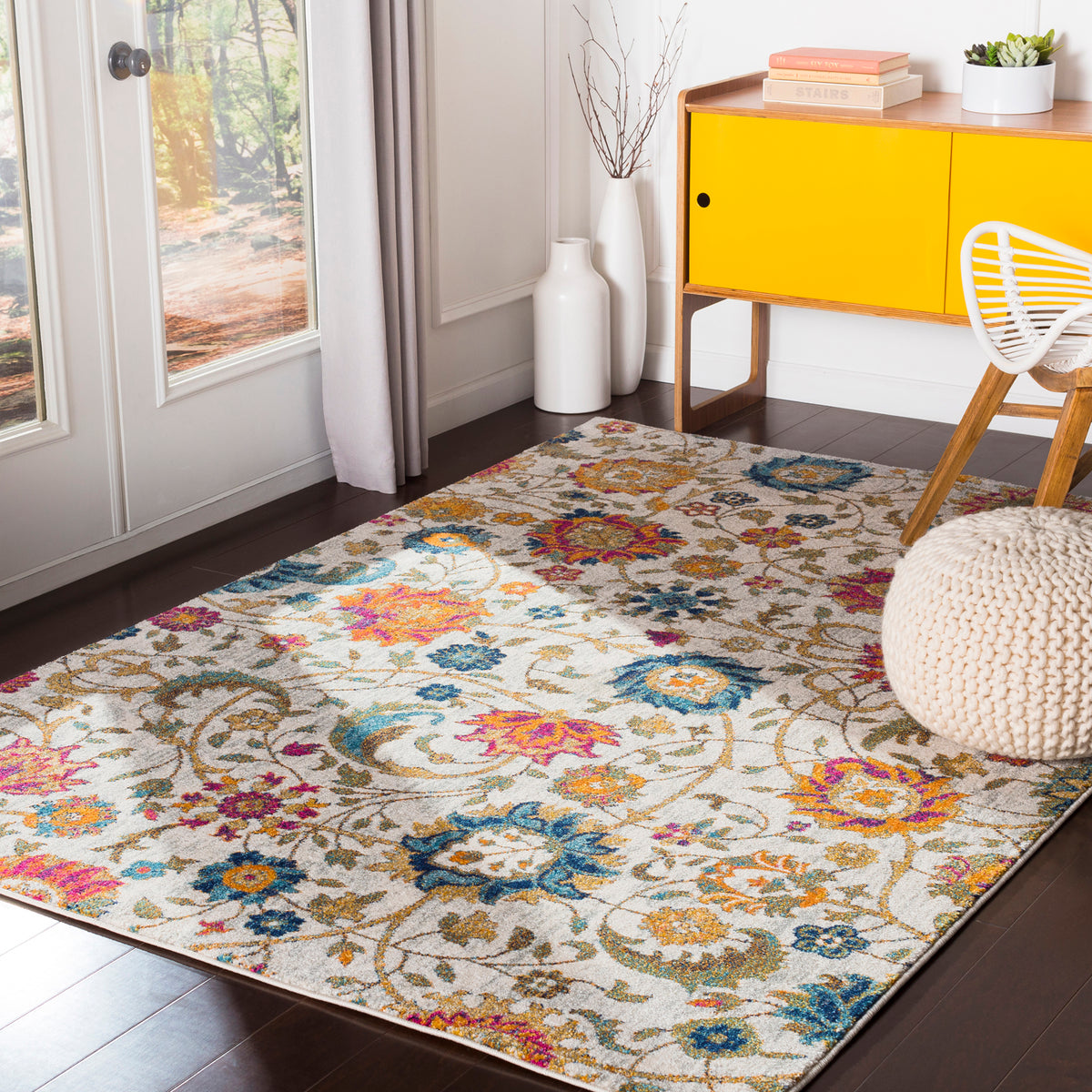 Tapis Surya Hanshu floral bohème, grandes fleurs orange, fuchsia et bleu sur fond écru, vue 2