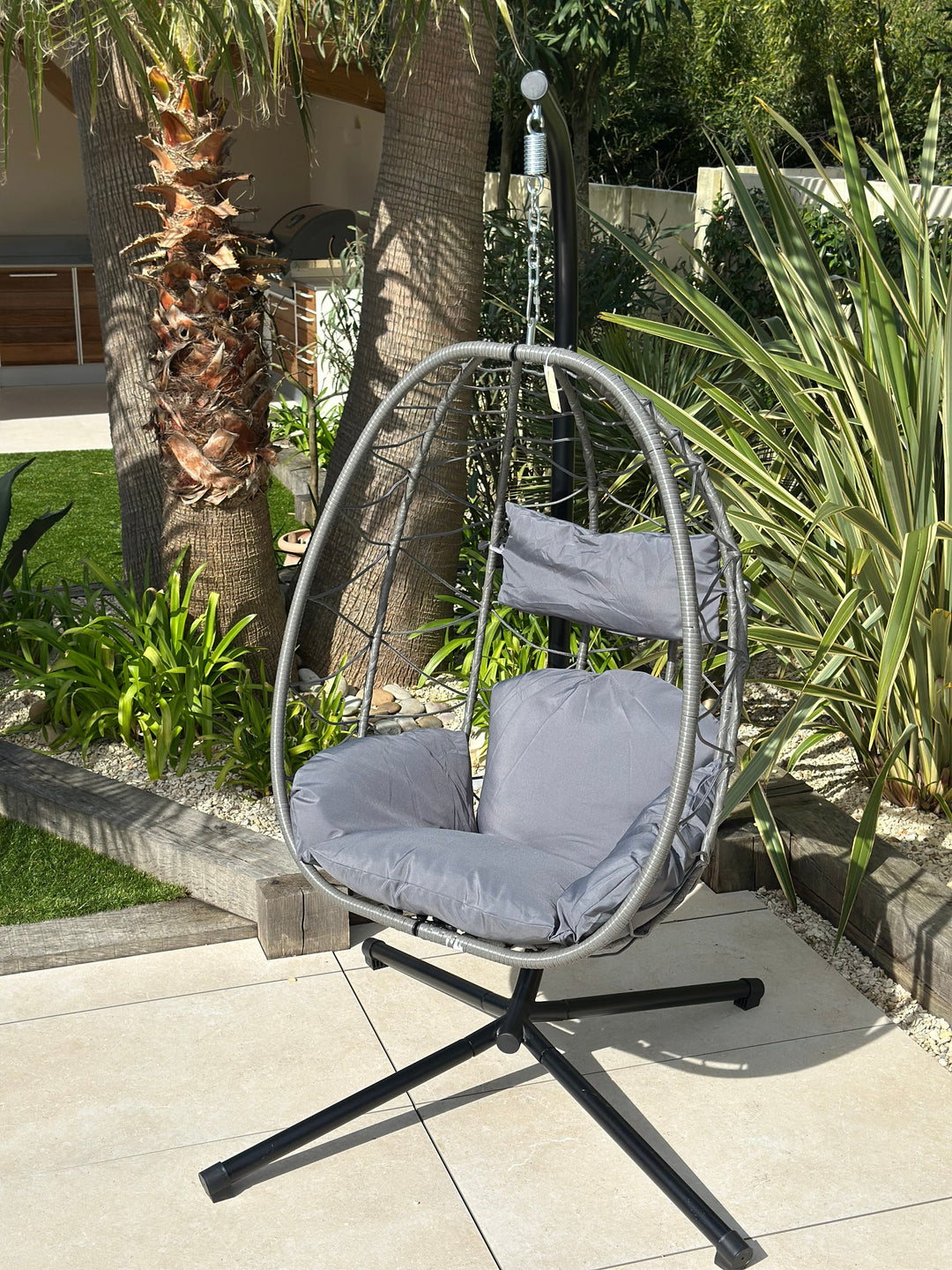 Fauteuil suspendu Nordlys en rotin et métal noir VENICE