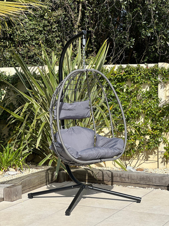 Fauteuil suspendu Nordlys en rotin et métal noir VENICE