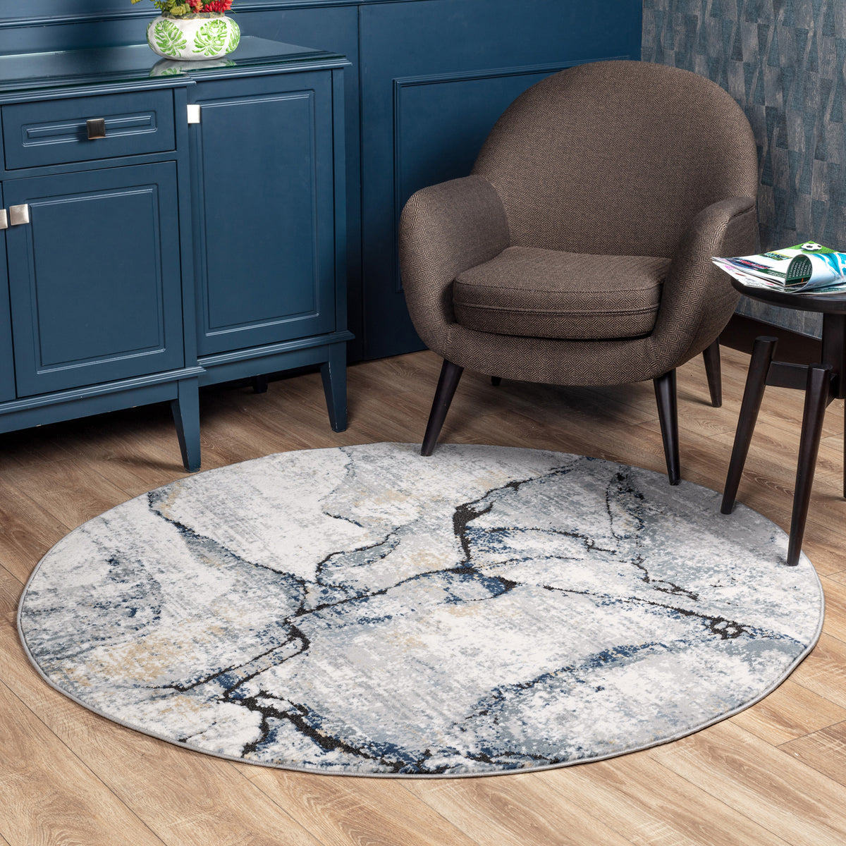Tapis rond SURYA Berlin moderne, motif abstrait façon marbre bleu foncé sur fond ivoire
