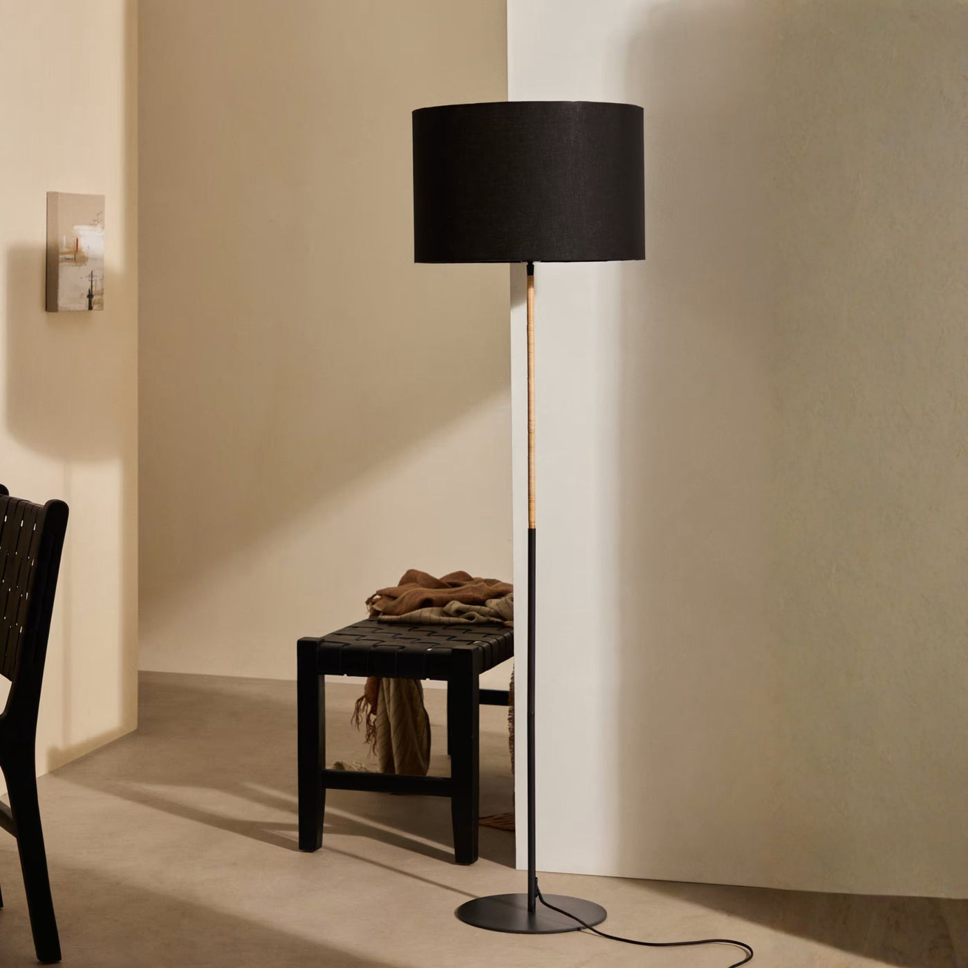 Lampe sur pied KAVE HOME Canar en métal et rotin avec abat-jour en coton noir