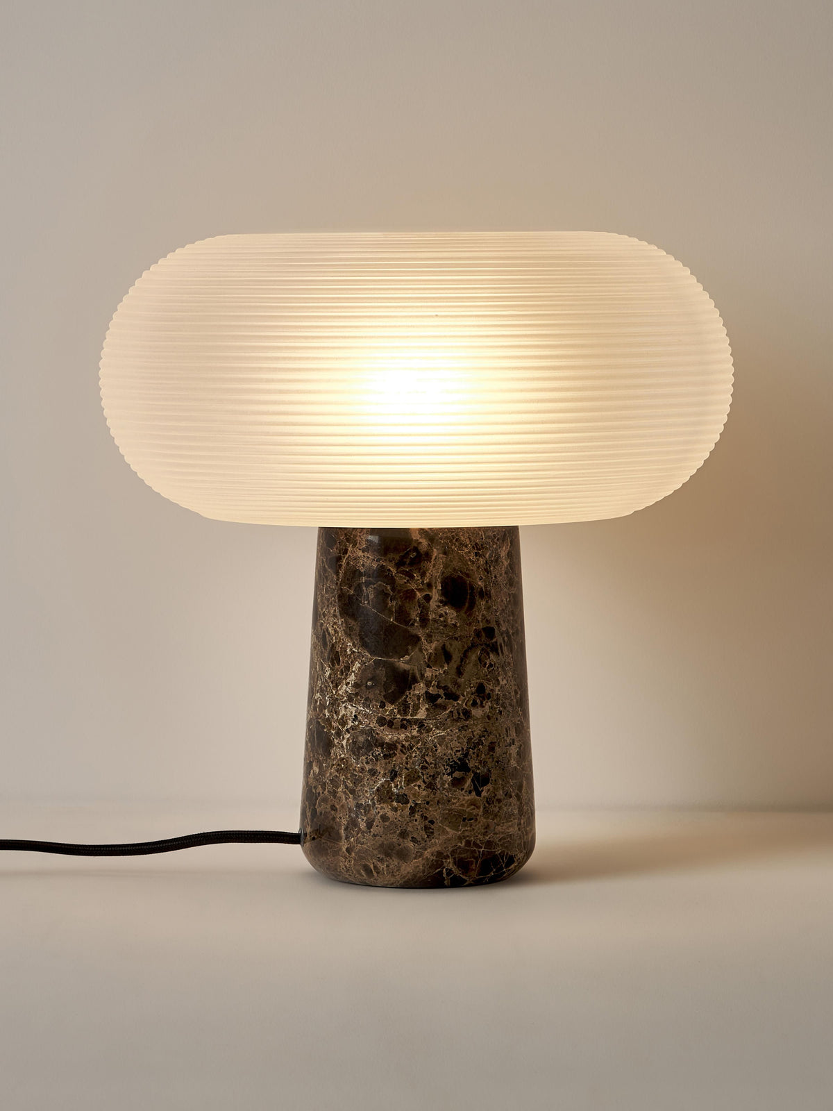 Lampe à poser WESTWING Mariella marbre marron verre — photo produit