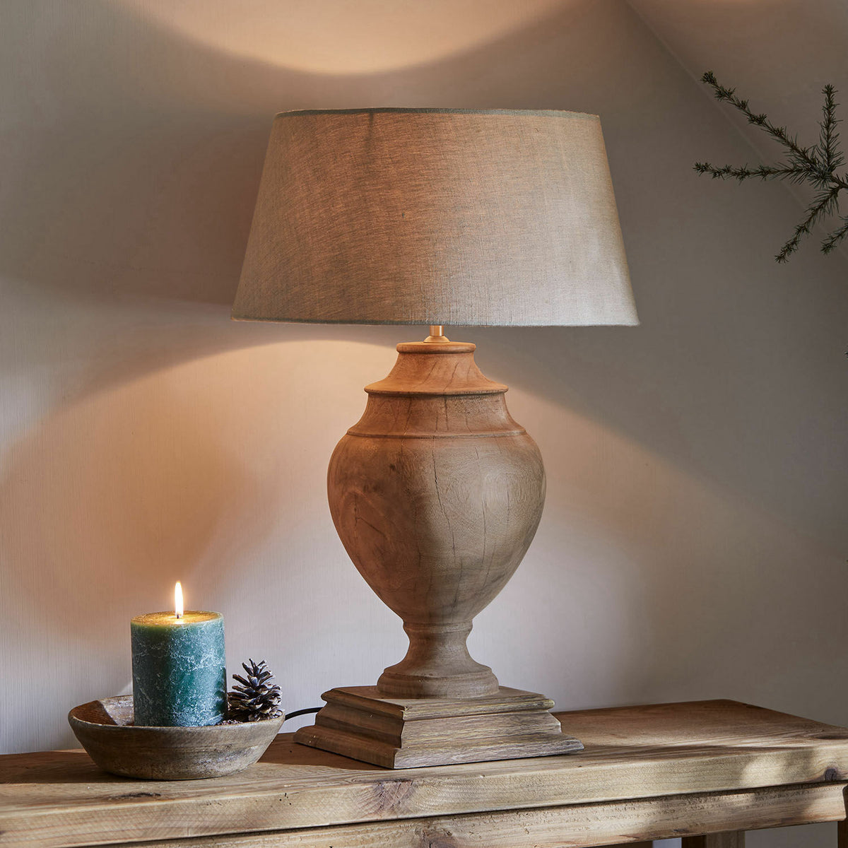 Lampe à poser LOBERON Sauverny en bois et lin beige — photo produit