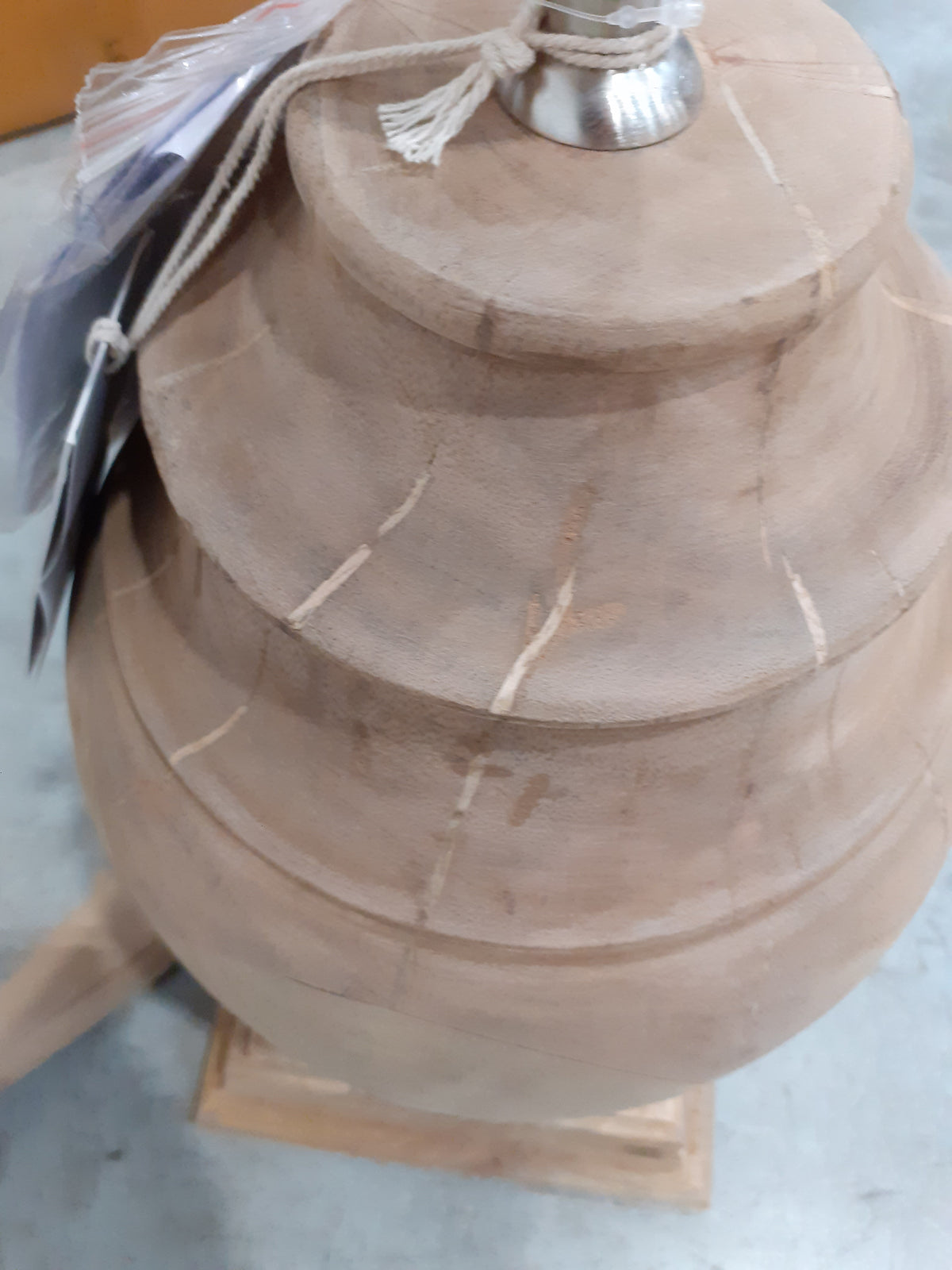 Lampe à poser LOBERON Sauverny en bois et lin beige — photo produit