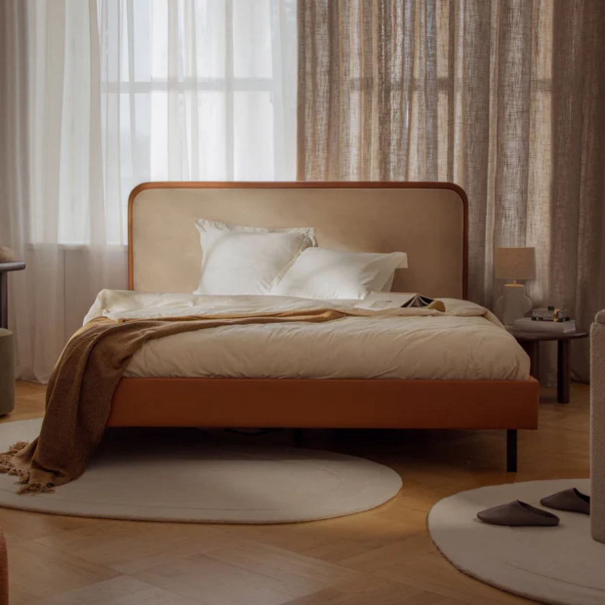 Lit MICADONI Aveline en Velours et Cuir végan Amande beige et Bordeaux 200x200cm