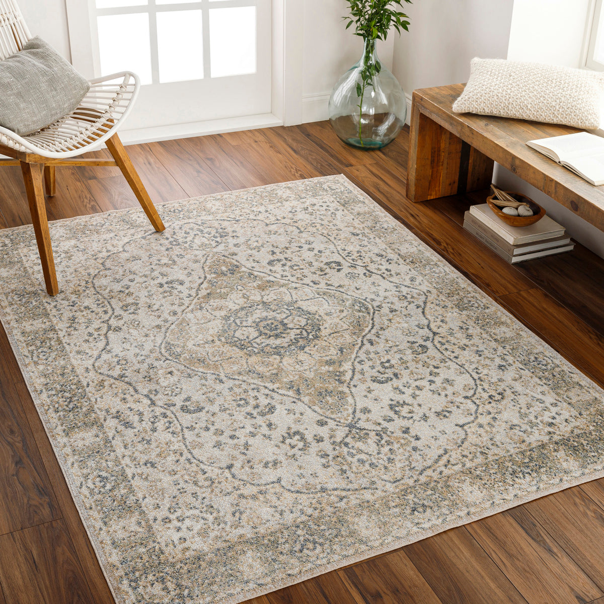Tapis Surya Celine vintage oriental, médaillon délavé ivoire, beige doré et gris, vue 2