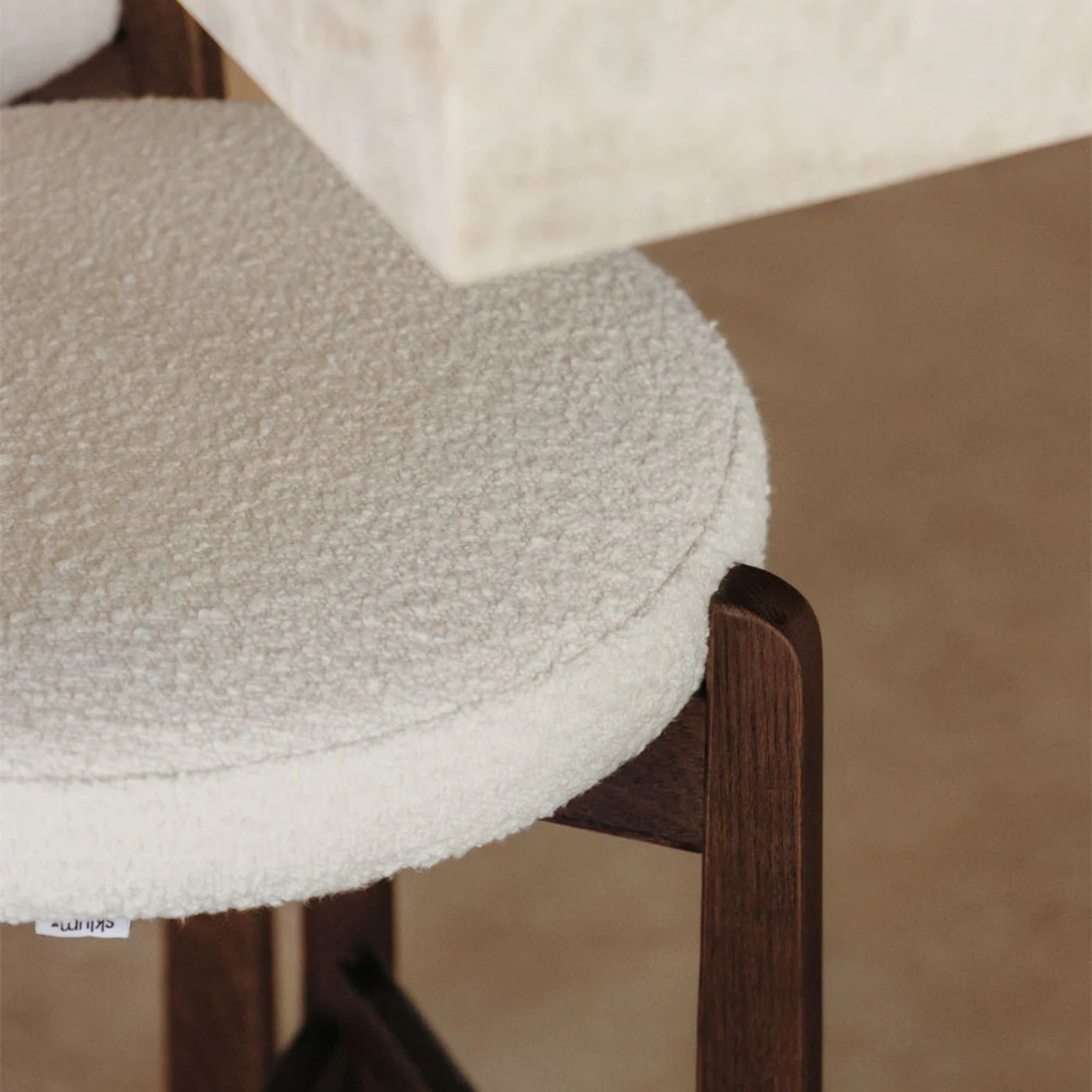 Lot de 2 tabourets hauts SKLUM Manille en bois de chêne et revêtement