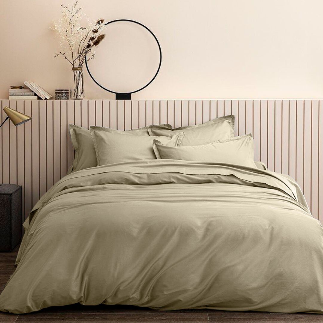 housse de couette et 2 taies d'oreiller en satin de coton coloris beige de la marque baton rouge