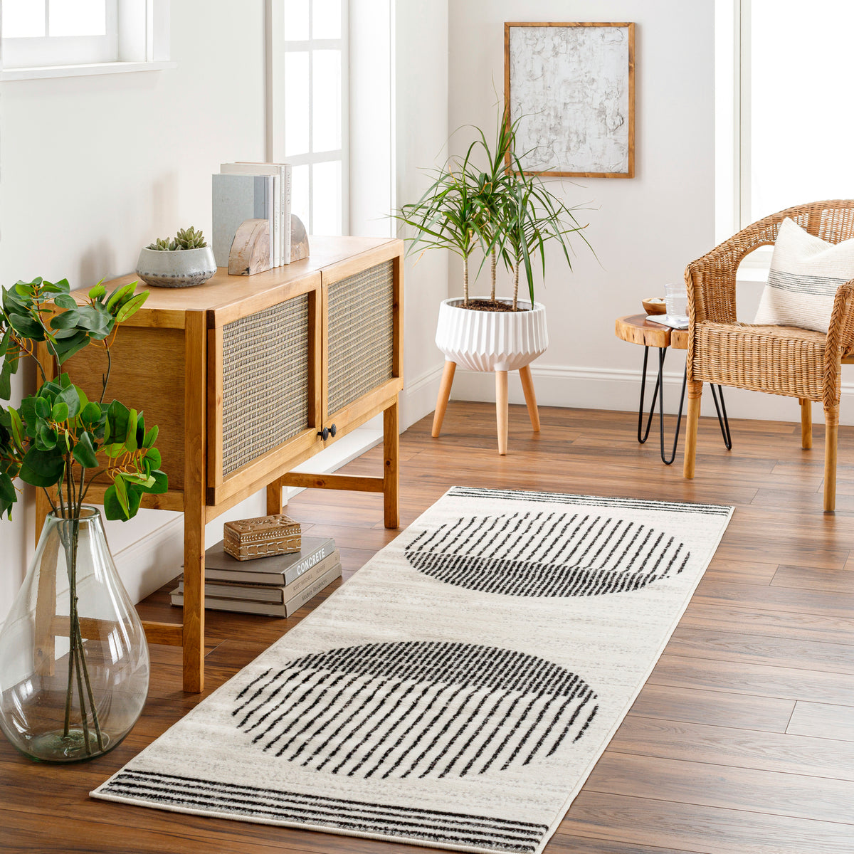 Tapis de couloir SURYA Santiago scandinave, motif de cercles rayés noirs sur fond blanc cassé
