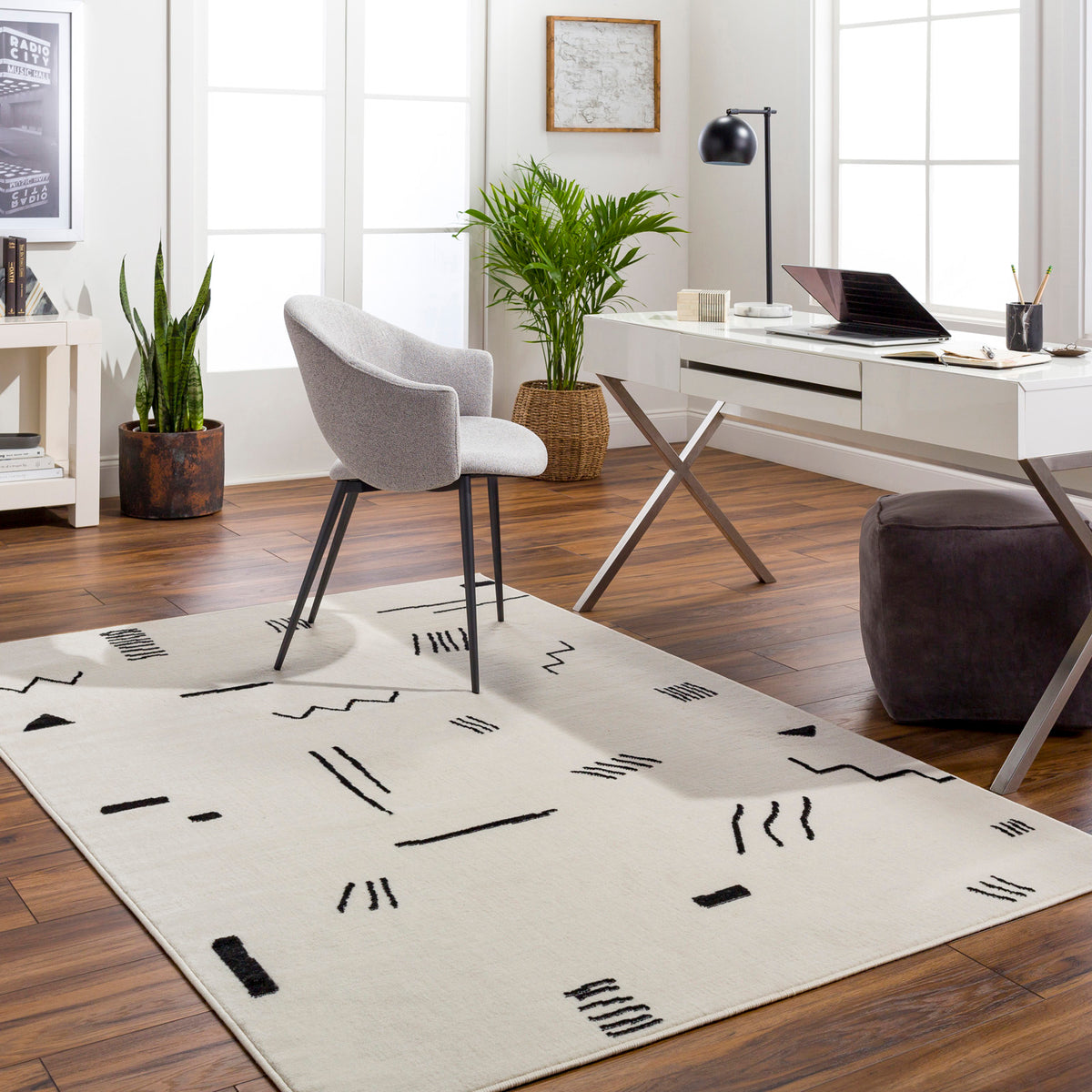 Tapis SURYA Kyoto moderne, motifs graphiques noirs sur fond blanc cassé