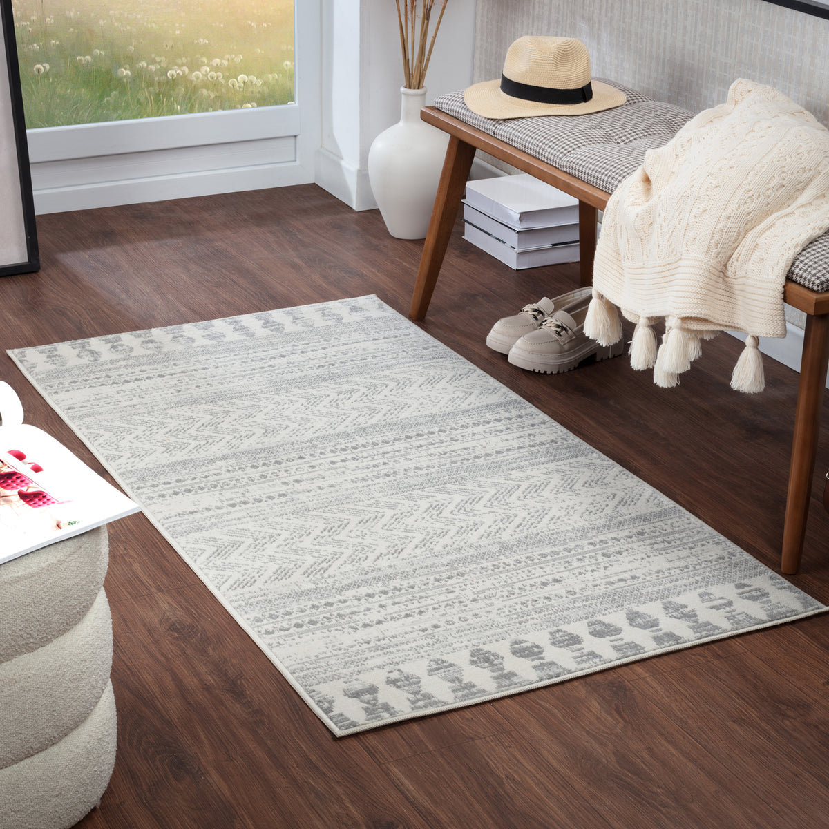 Tapis SURYA Mykonos scandinave bohème, motif frises berbères grises sur fond blanc cassé