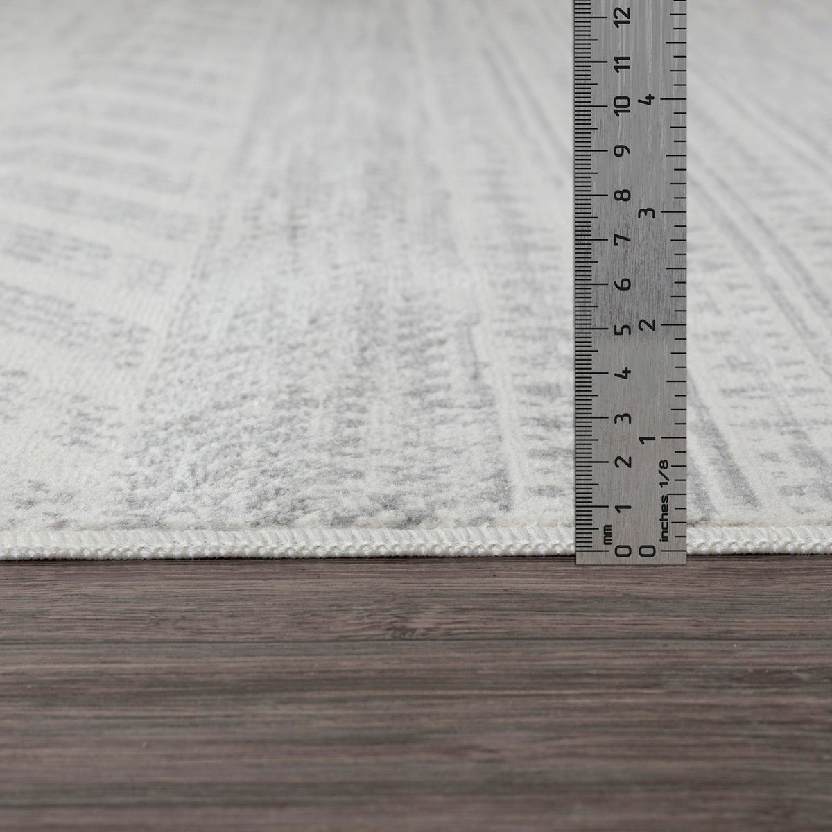 Tapis SURYA Louna scandinave, motif chevrons et frise losangée blanc cassé et gris, vue 11