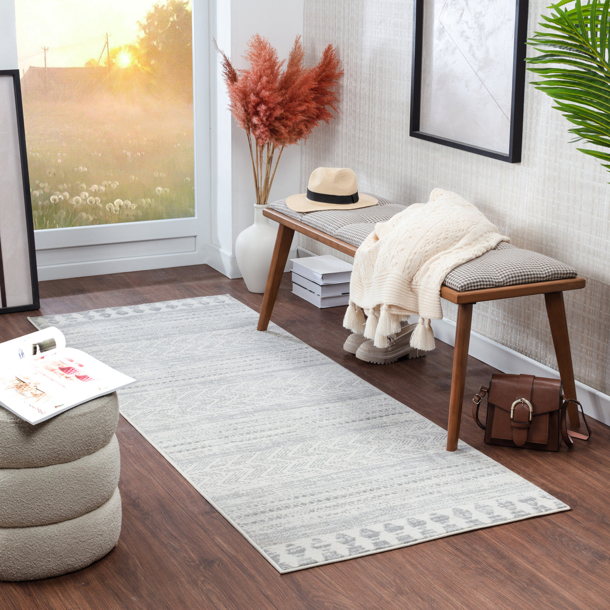 Tapis de couloir SURYA Mykonos bohème, motif chevrons berbères, blanc cassé et gris