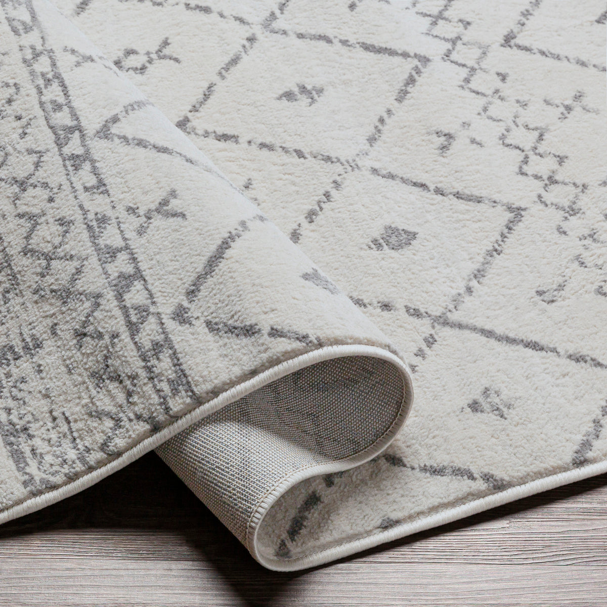Tapis SURYA Lima berbère, motif losanges et frises gris anthracite sur fond blanc, vue 4
