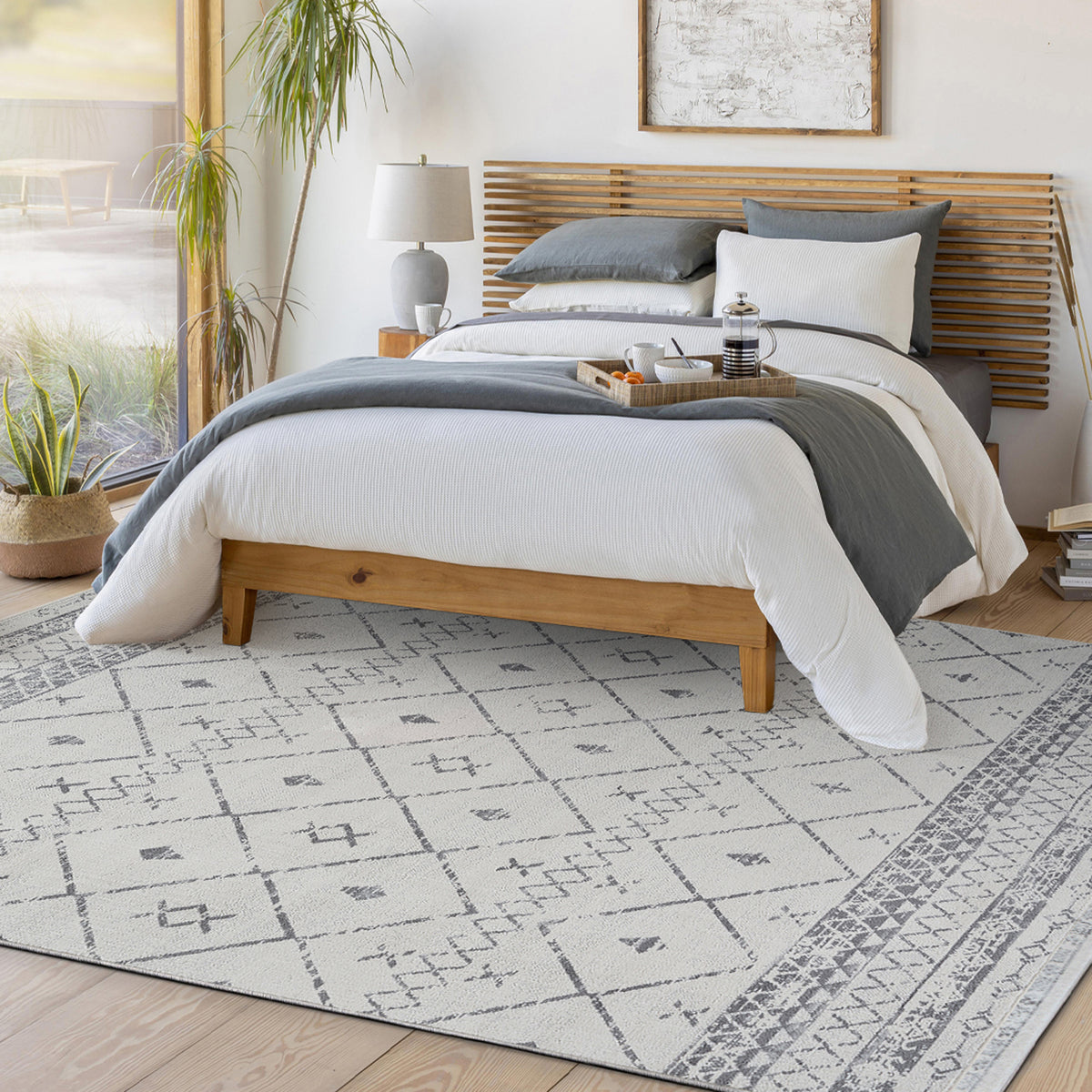 Tapis SURYA Lima berbère, motif losanges et frises gris anthracite sur fond blanc, vue 7