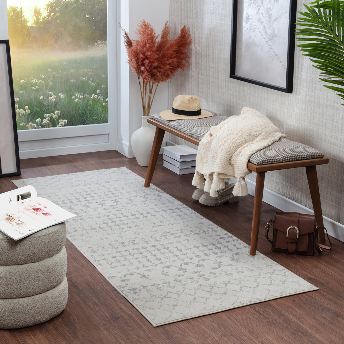 Tapis de couloir SURYA Lyon berbère, motifs géométriques gris sur fond blanc cassé