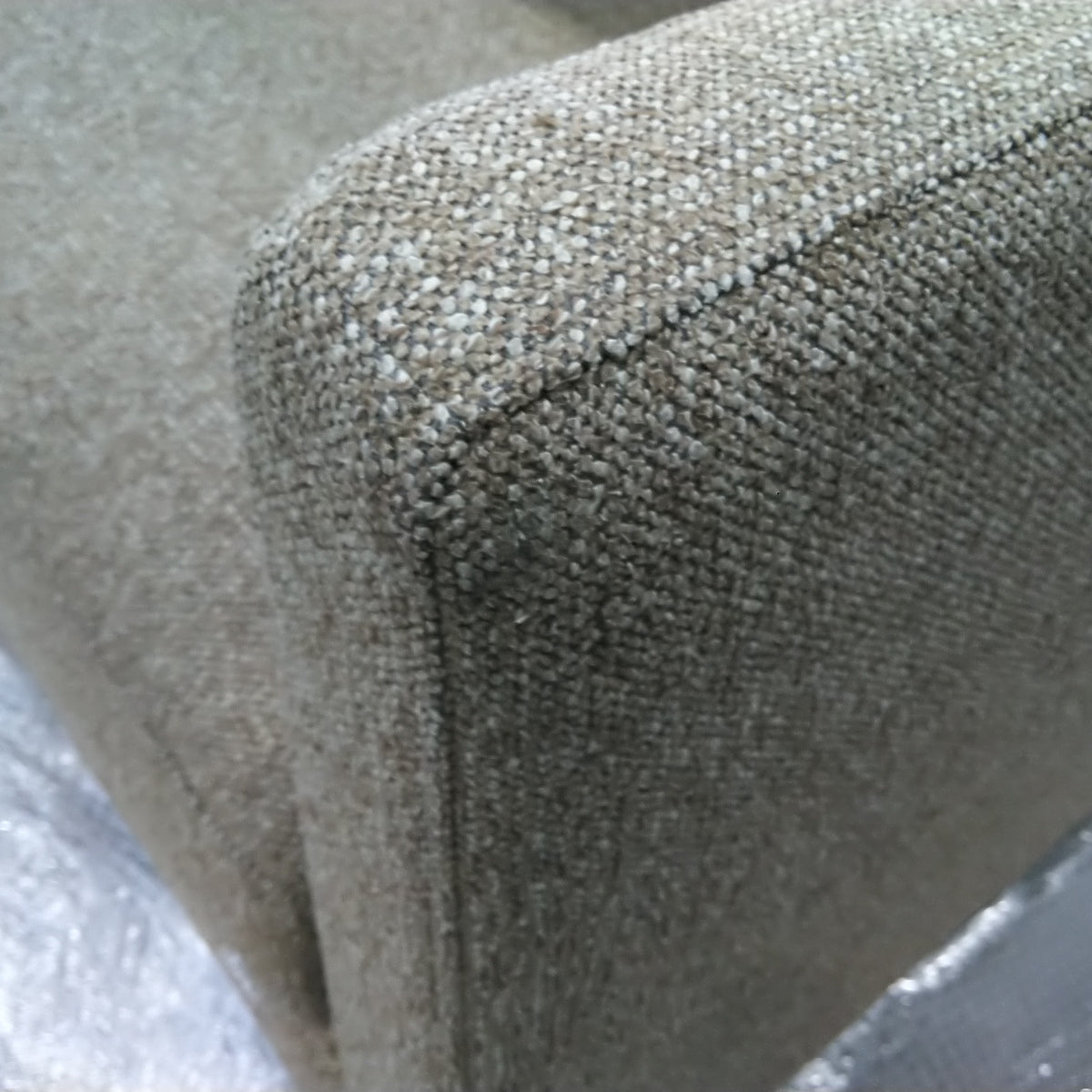 Fauteuil XL DRAWER Villabon en tissu Caramel chiné pieds épingles noirs