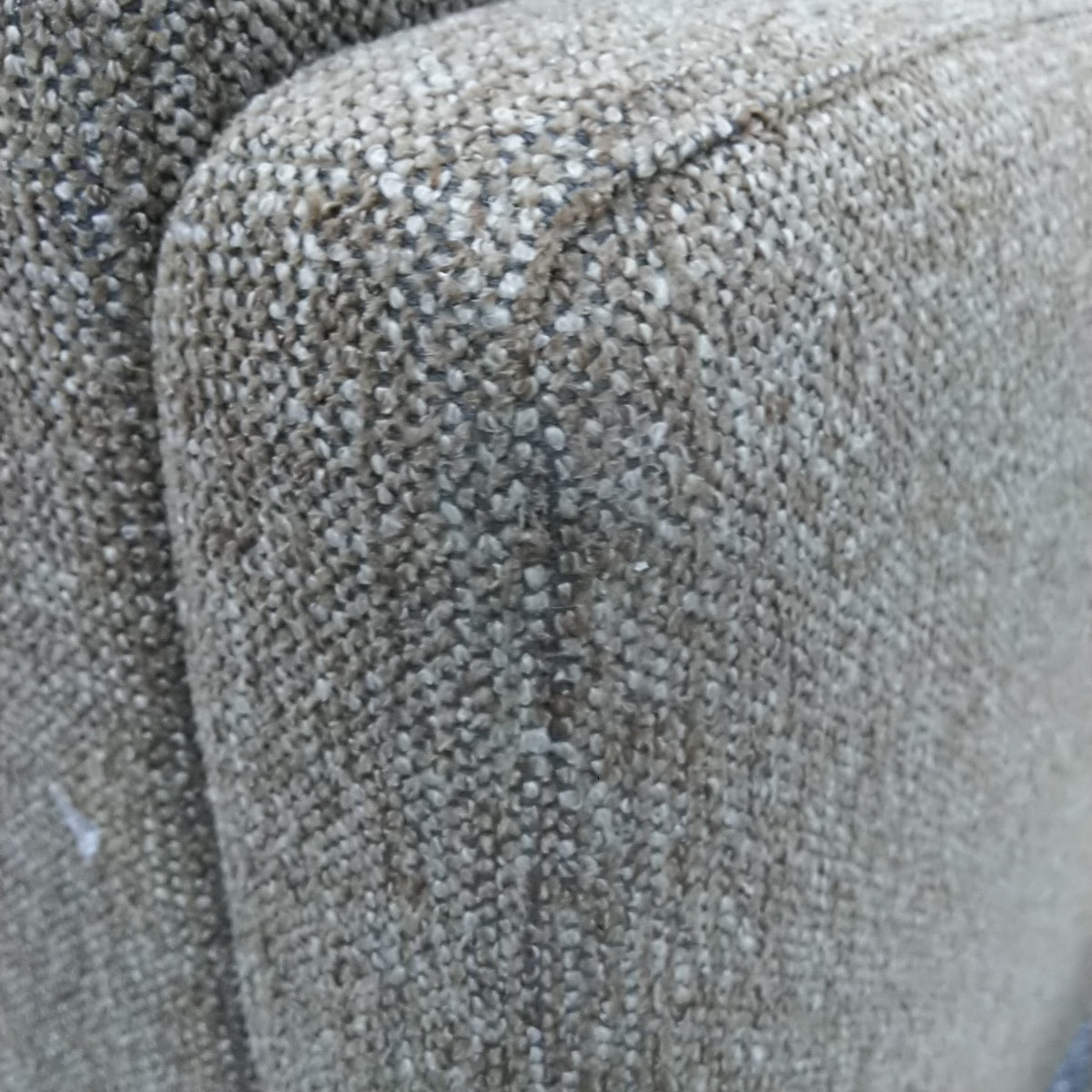 Fauteuil XL DRAWER Villabon en tissu Caramel chiné pieds épingles noirs