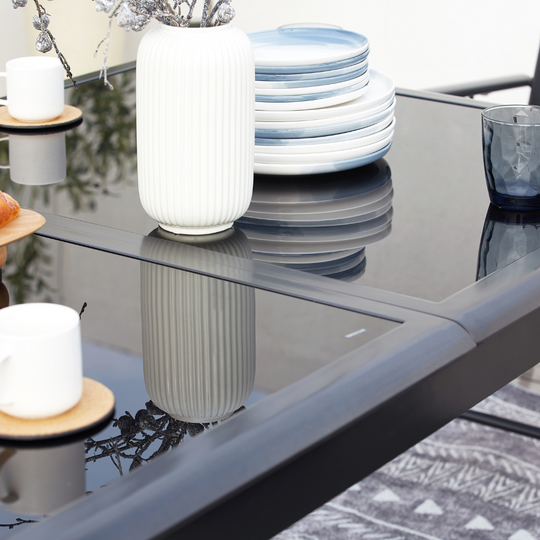 salon de jardin extensible en aluminium gris de 6 places Ravenne zoom sur les détails de la table