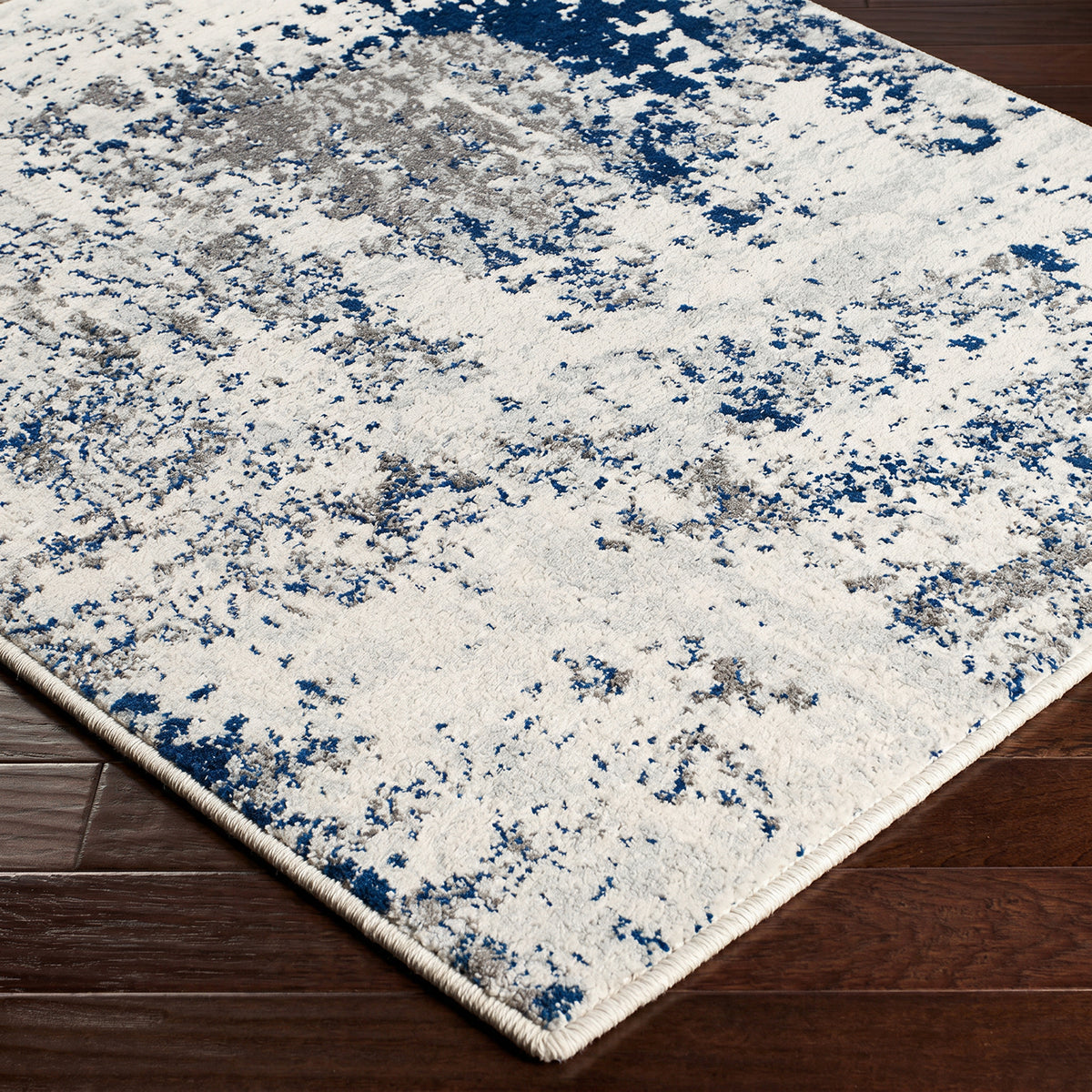 Tapis Surya Dunkirk abstrait moderne, motif effet usé gris et bleu marine sur fond blanc, vue 8