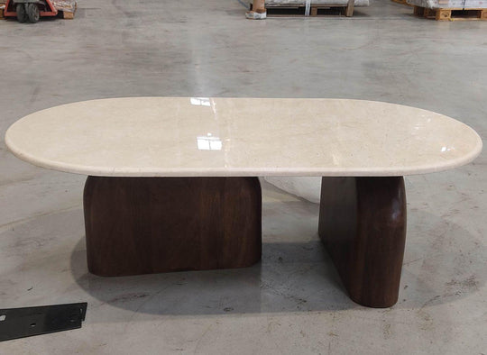 Table basse design en bois massif et travertin