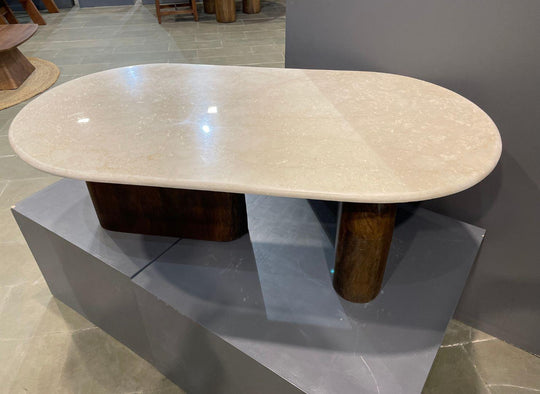 Table basse design en bois massif et travertin