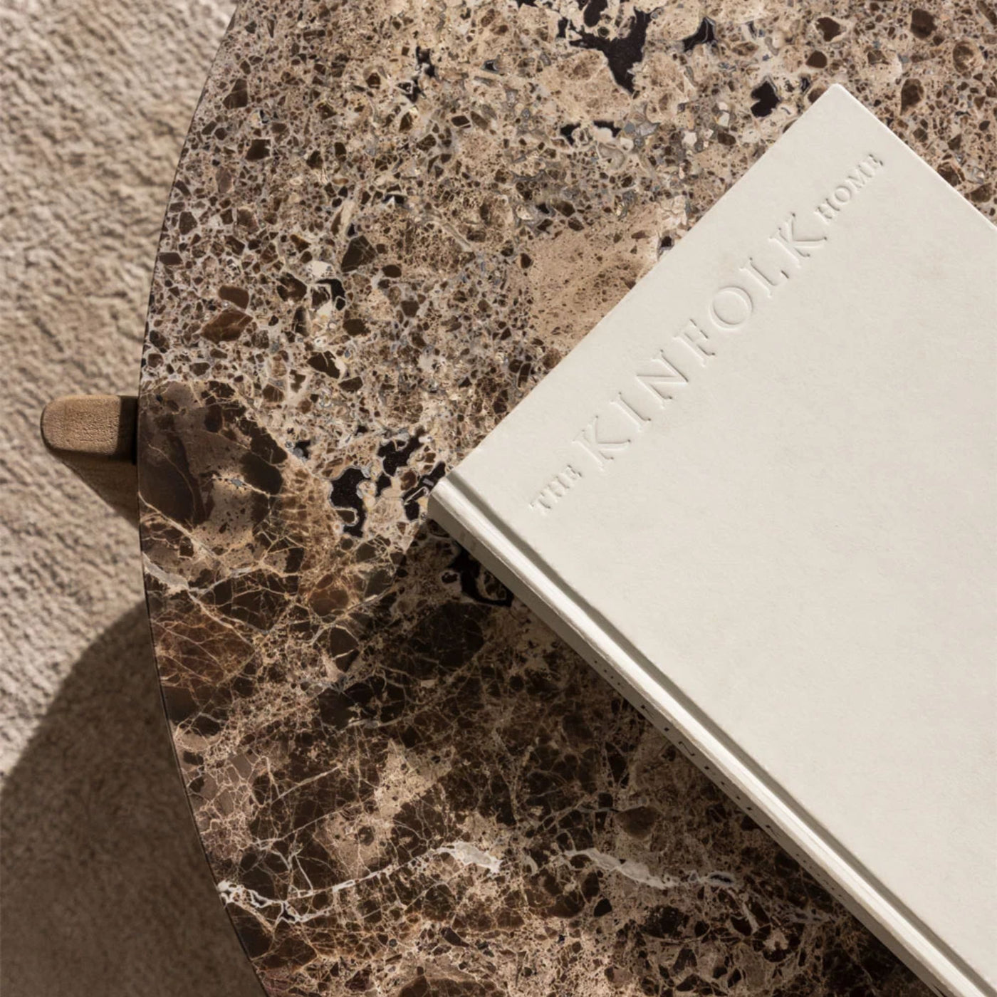 Table basse ronde SKLUM Lavinia en pierre naturelle et bois de manguier Ø85 cm