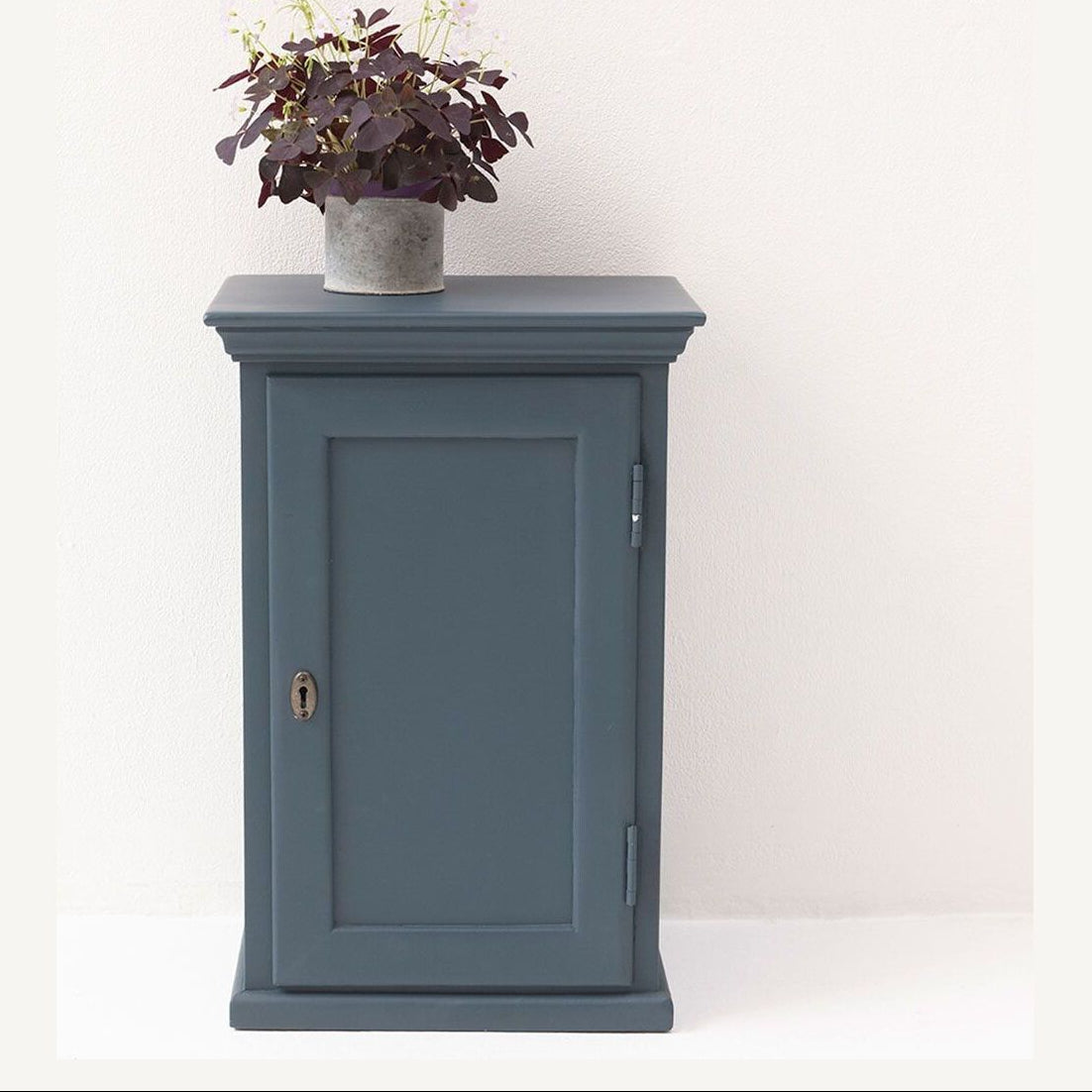 Table de chevet parisienne 1 porte en pin maritime bleu Léandre