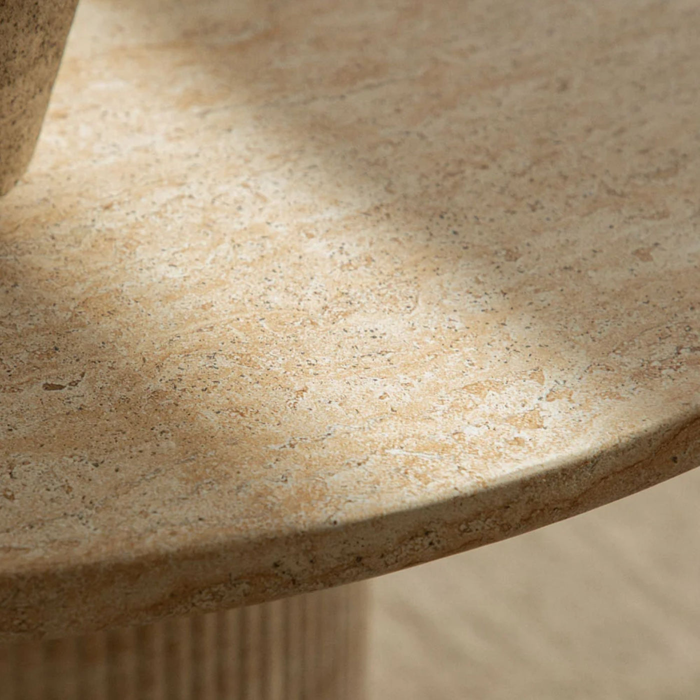 Table de salle à manger SKLUM Velia ronde Ø100 cm en aspect ciment travertin