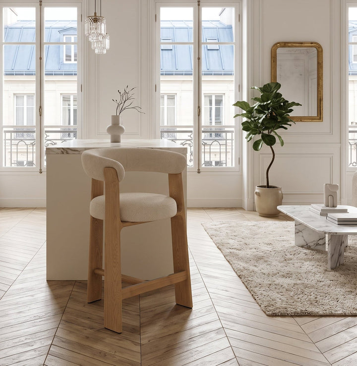 Tabouret de bar KAVE HOME Granite en bois et tissu chenille beige 65cm — en situation