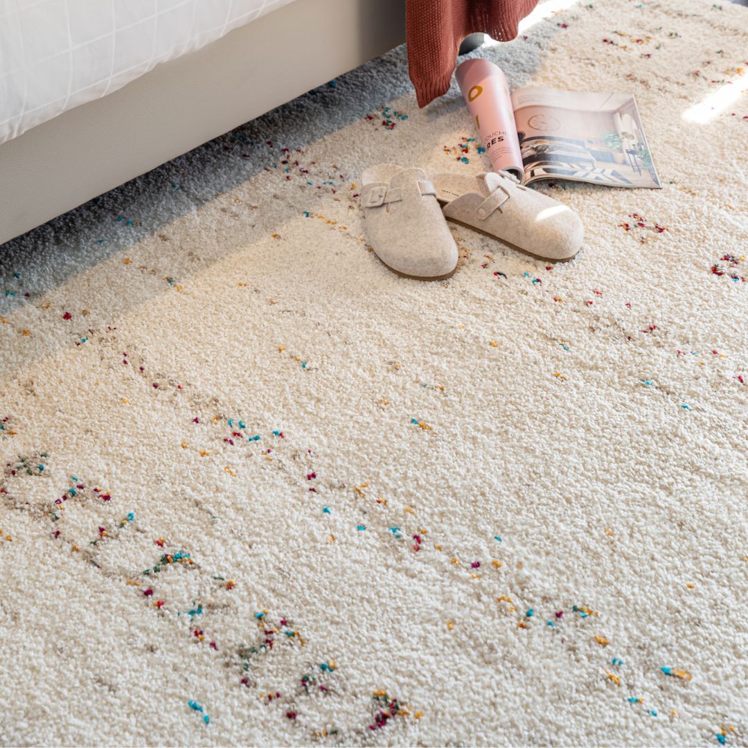 tapis épais crème et coloré - himalaya. Vue 4 du tapis montrant des détails angle.