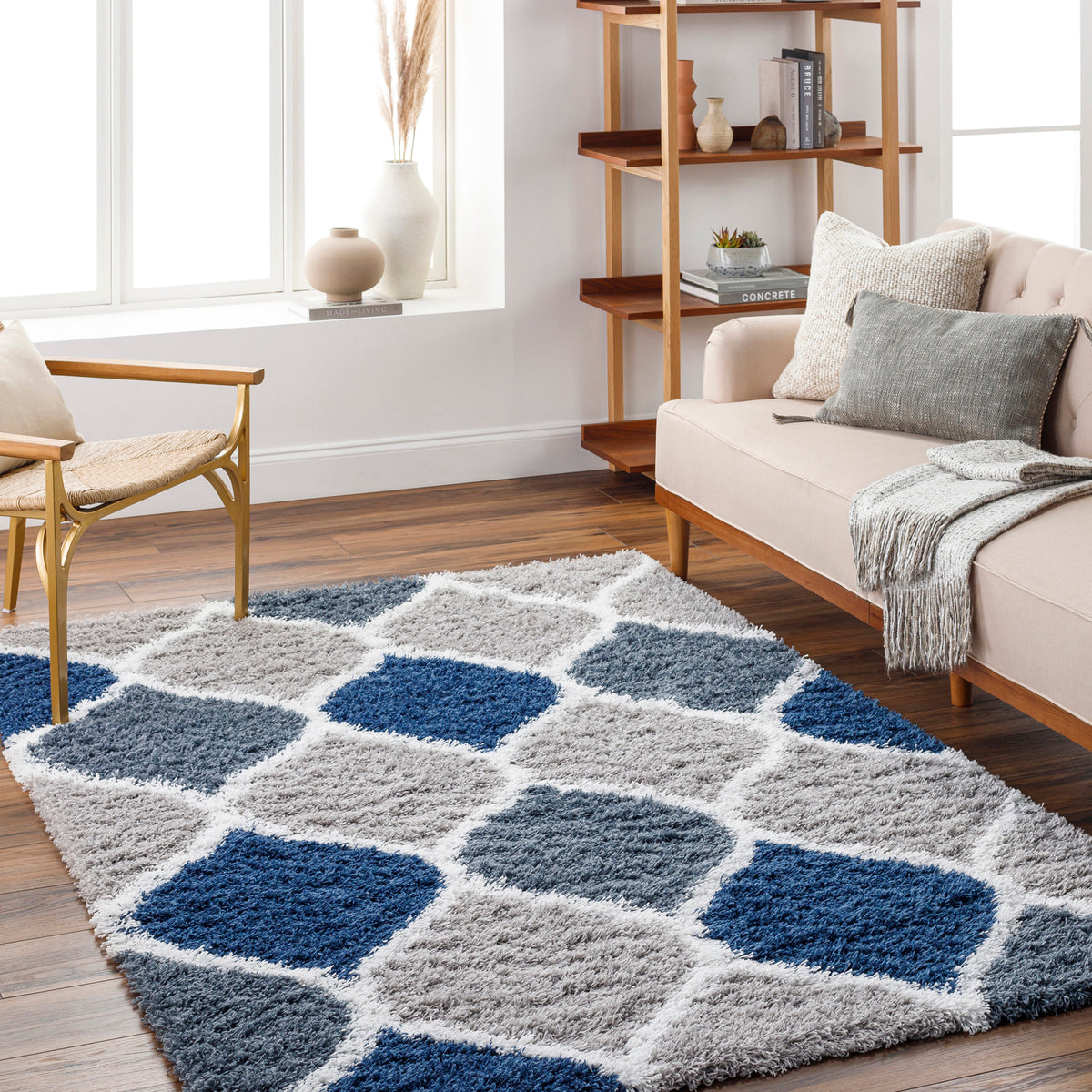 Tapis SURYA Smolensk shaggy, motif treillis de médaillons bleu marine, gris et blanc