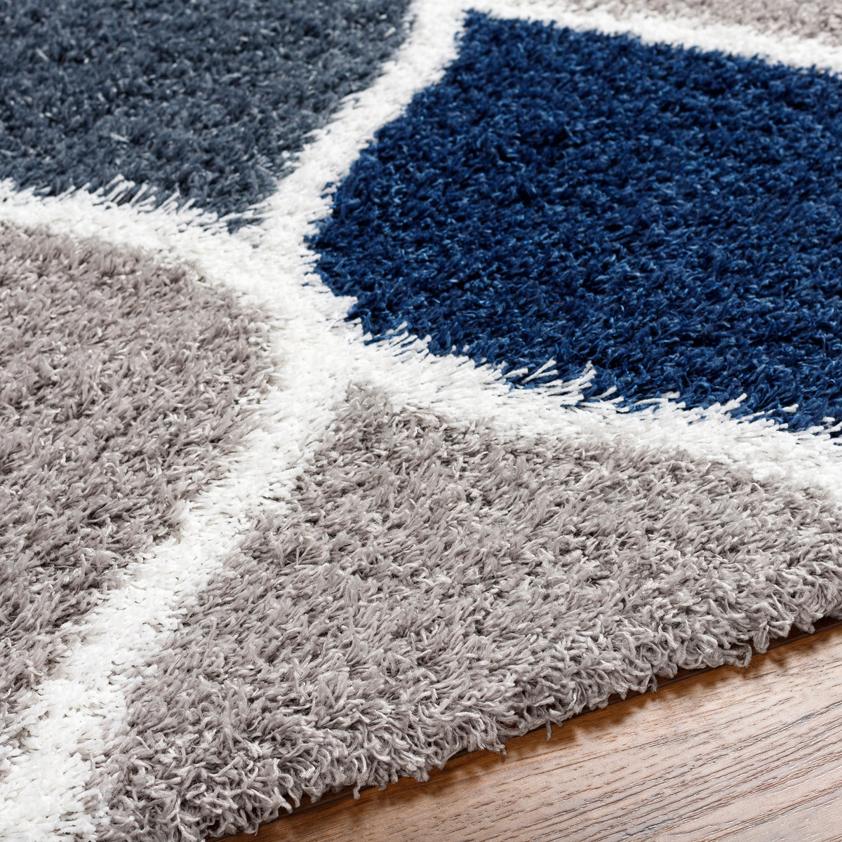 Tapis SURYA Smolensk shaggy, motif treillis de médaillons bleu marine, gris et blanc, vue 3