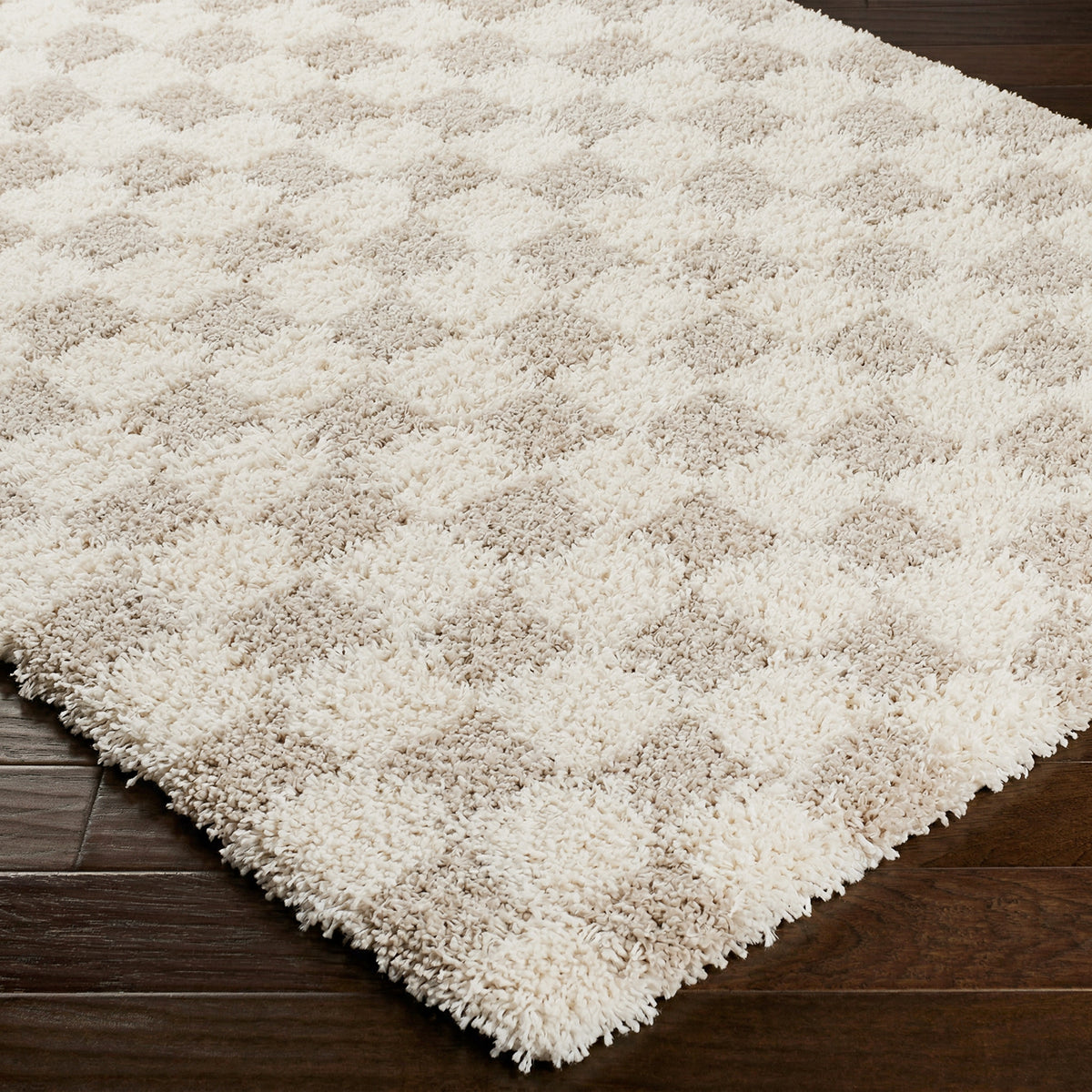 Tapis shaggy Surya Dewas à carreaux, motif damier ivoire et beige clair, vue 8