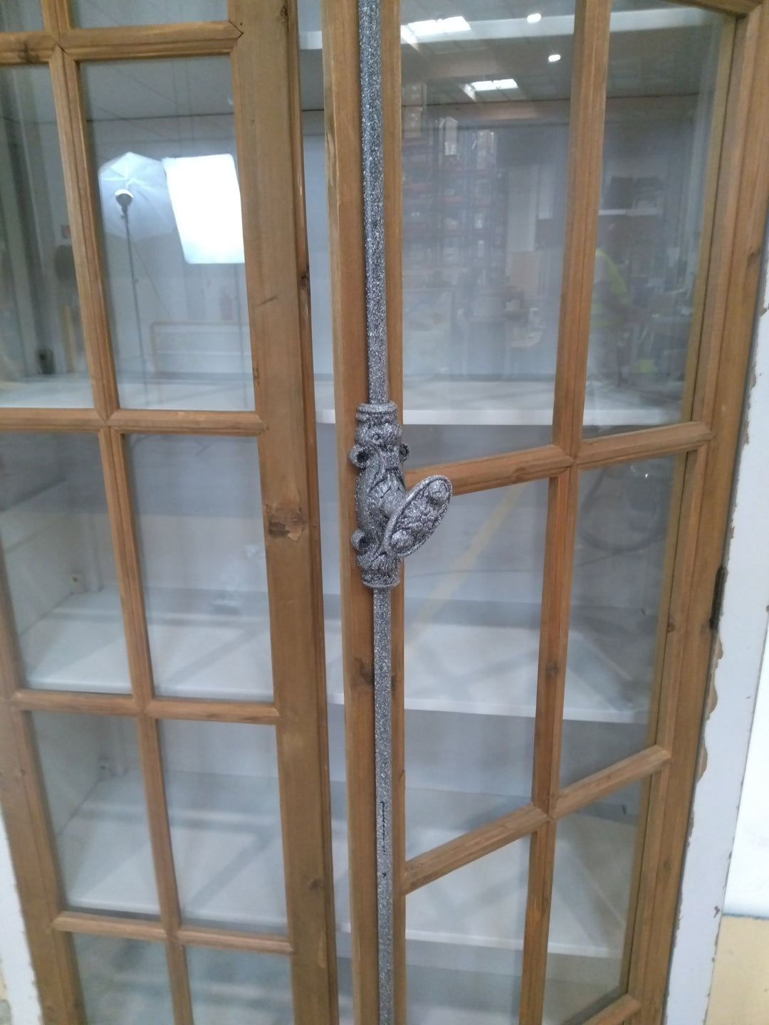 Vitrine Philippe 2 portes bois gris vieilli Loberon — photo produit