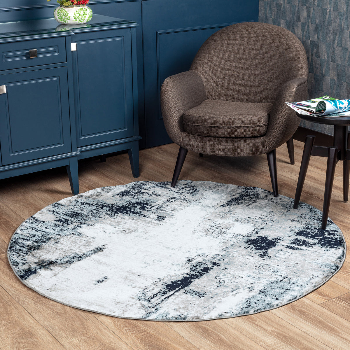 Tapis rond SURYA Helsinki moderne, motif abstrait bleu encre et anthracite sur fond blanc