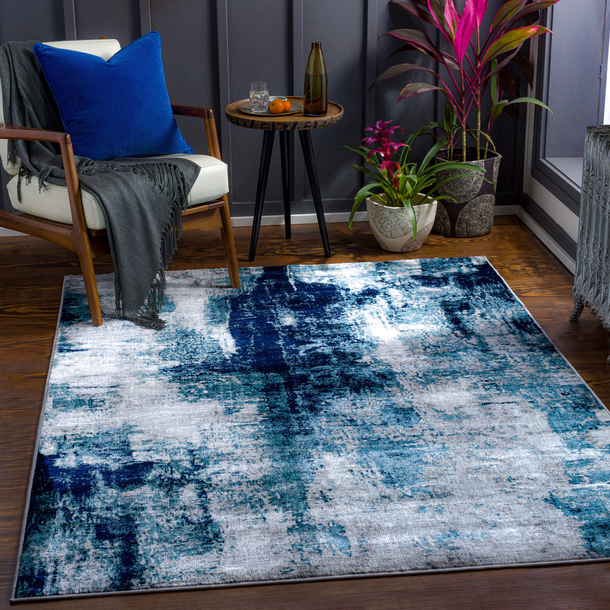 Tapis SURYA Helsinki moderne, motif abstrait façon peinture bleu encre, bleu ciel, gris et blanc, vue 10