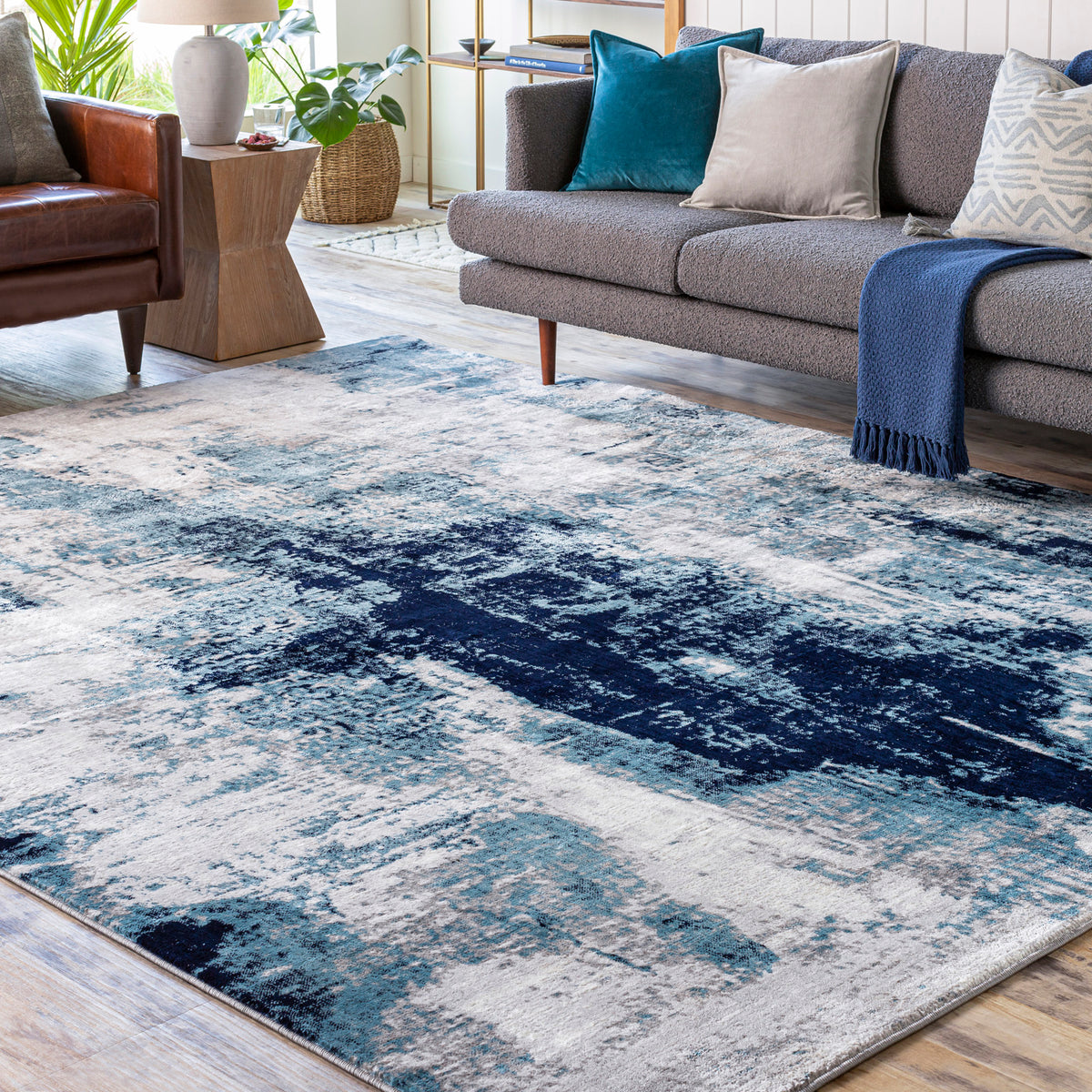 Tapis SURYA Helsinki moderne, motif abstrait façon peinture bleu encre, bleu ciel, gris et blanc, vue 11